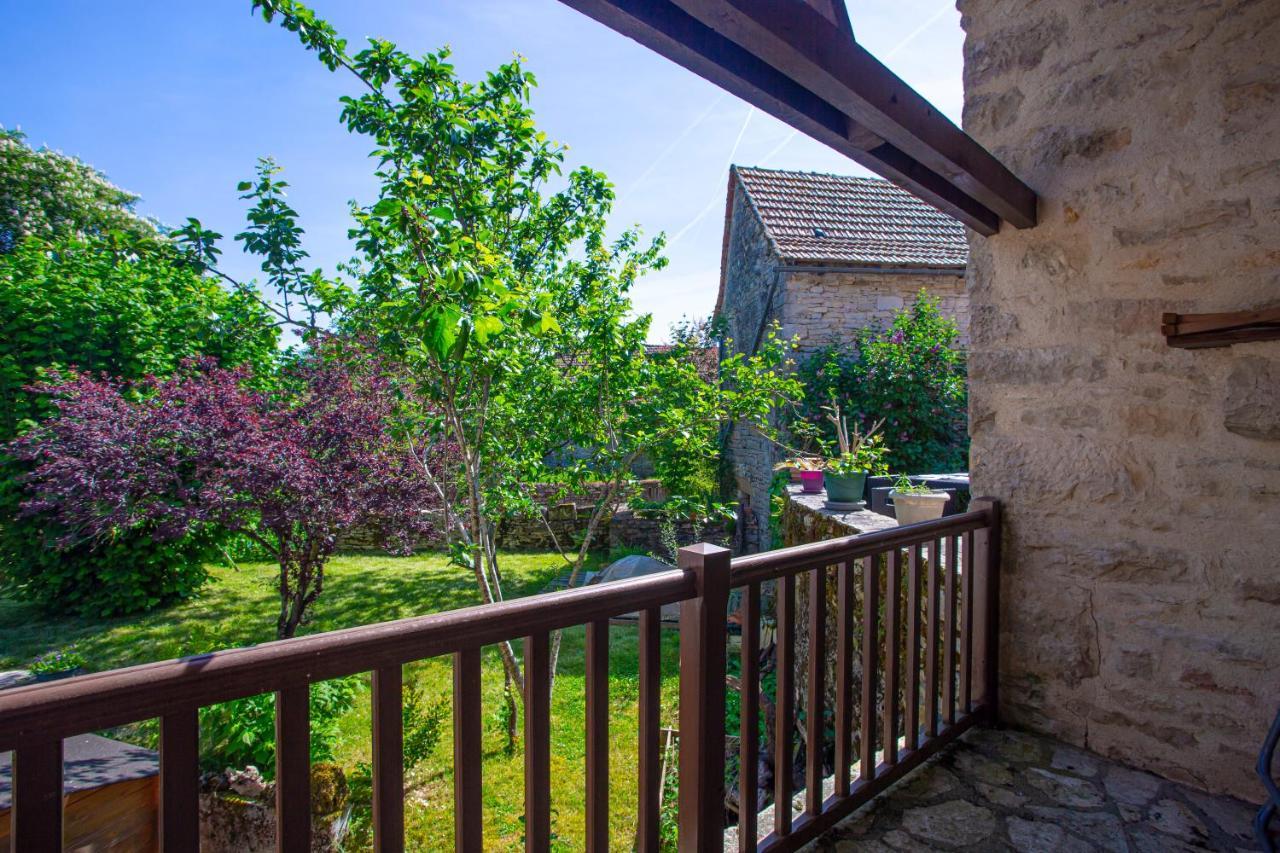 Maison En Pierres Au Coeur Du Village Medieval De Villeneuve Exterior photo