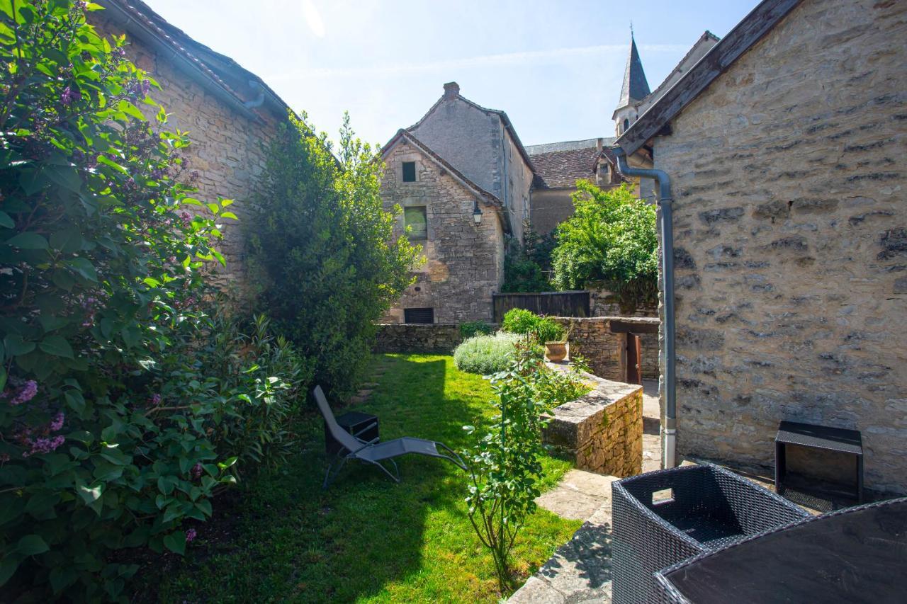 Maison En Pierres Au Coeur Du Village Medieval De Villeneuve Exterior photo